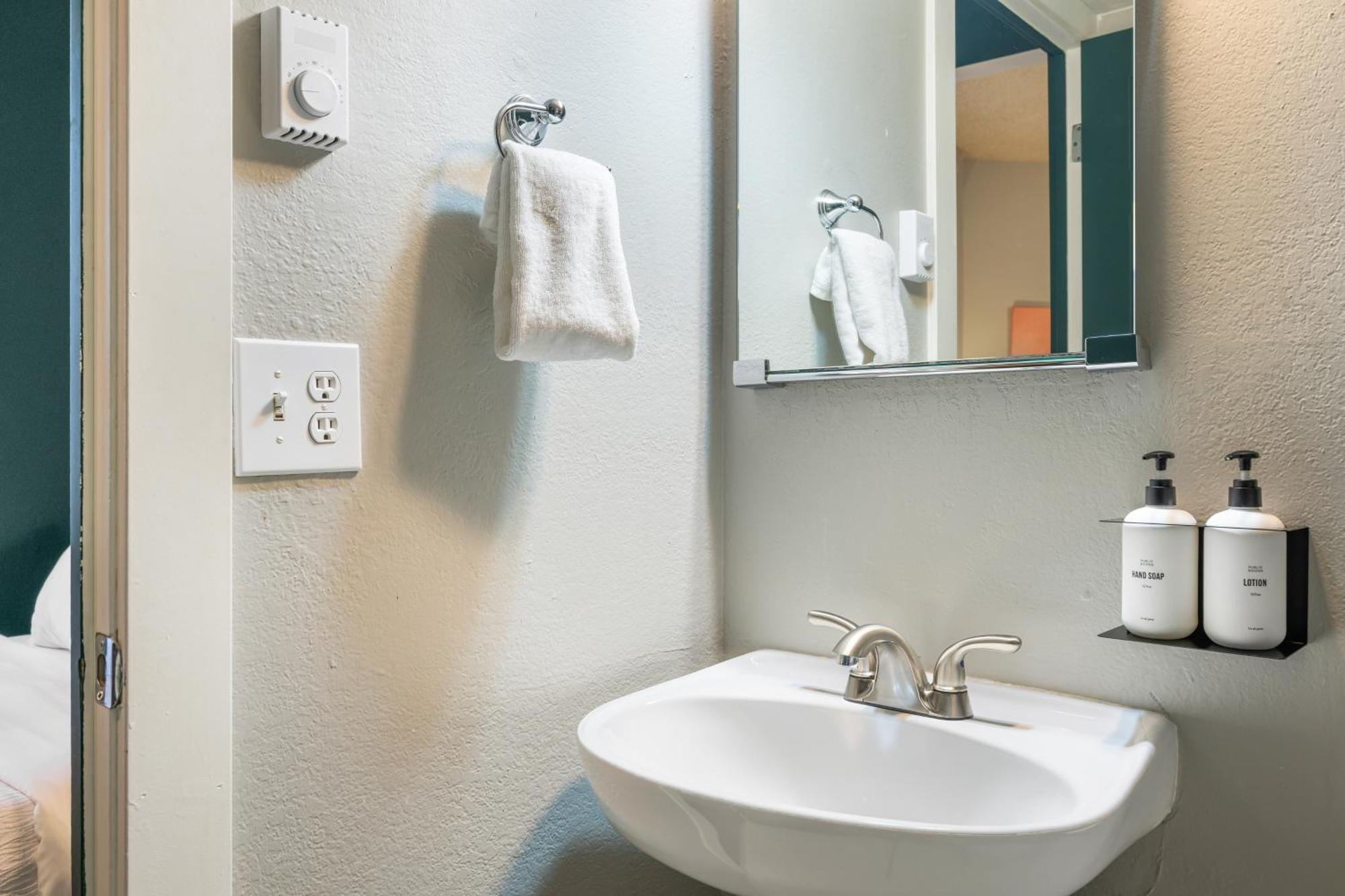 Oxford Apartment By At Mine Hospitality Seattle Exterior photo
