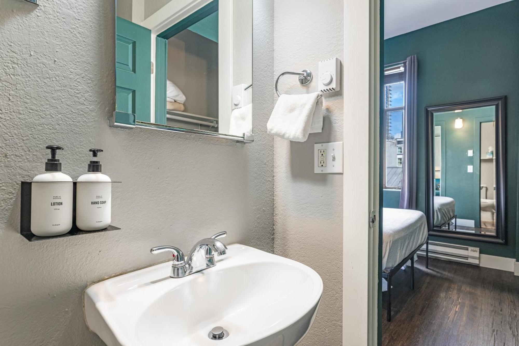 Oxford Apartment By At Mine Hospitality Seattle Exterior photo
